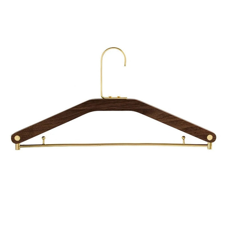 Perchas de ropa de nogal sólido y latón, elegantes para organización de armario de lujo en el hogar.