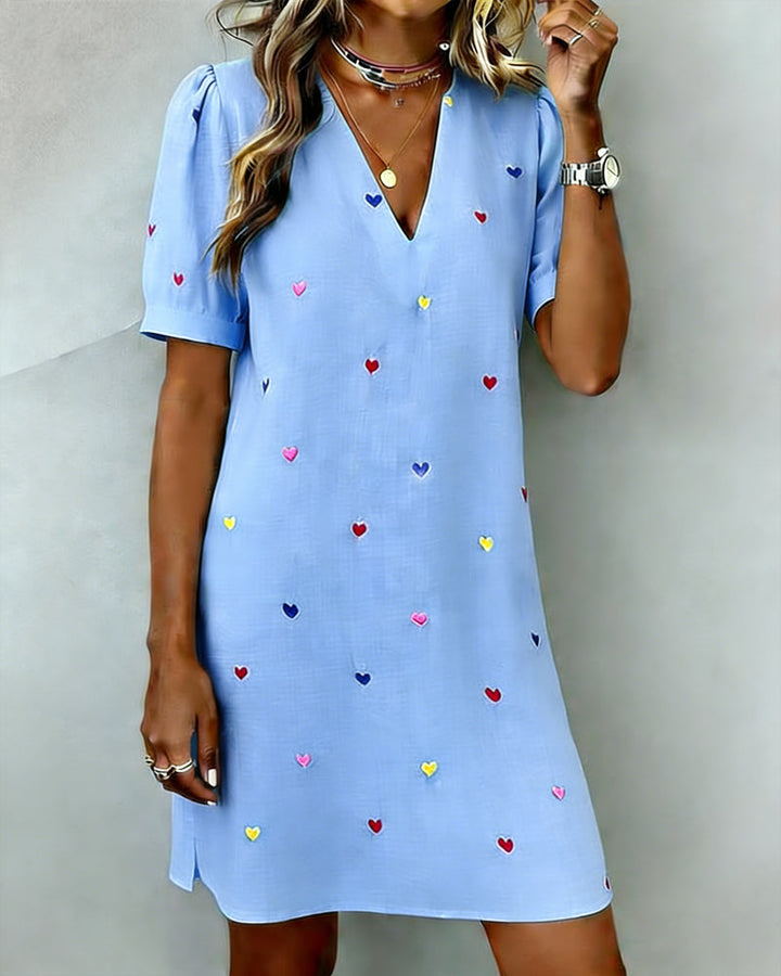 Vestido azul corto femenino, estampado de corazones, escote V. Mangas abullonadas para moda veraniega.