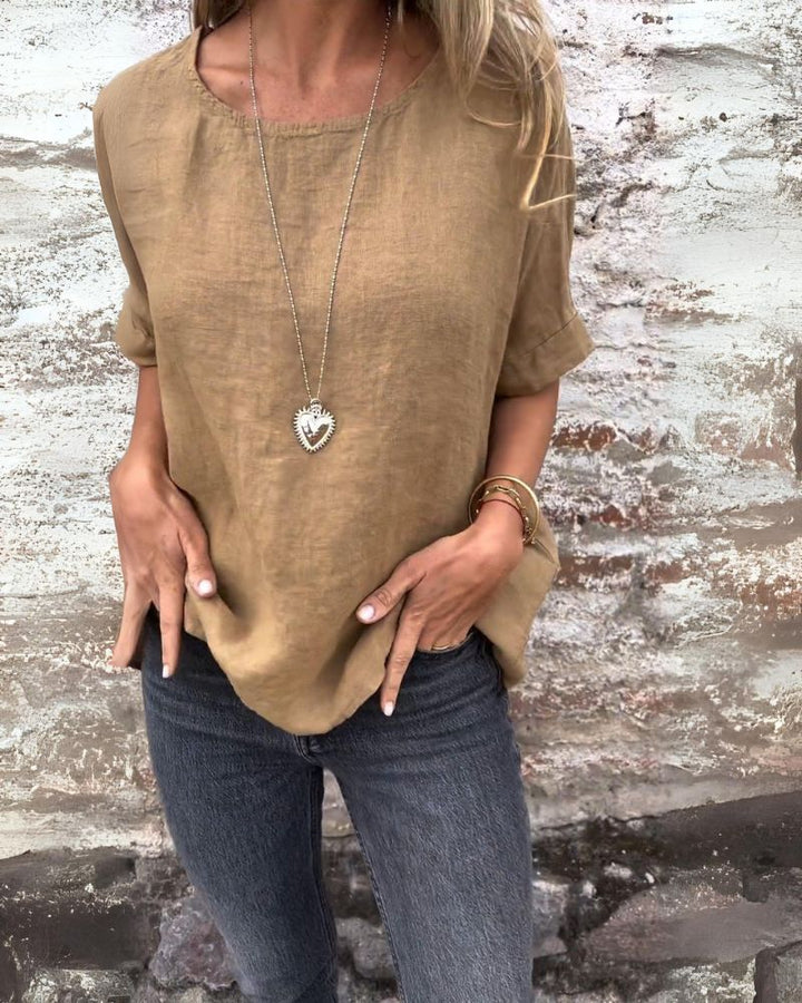 Camiseta básica ELIANA para mujer, cuello redondo y mangas dobladas. Prenda cómoda y versátil de moda femenina casual.
