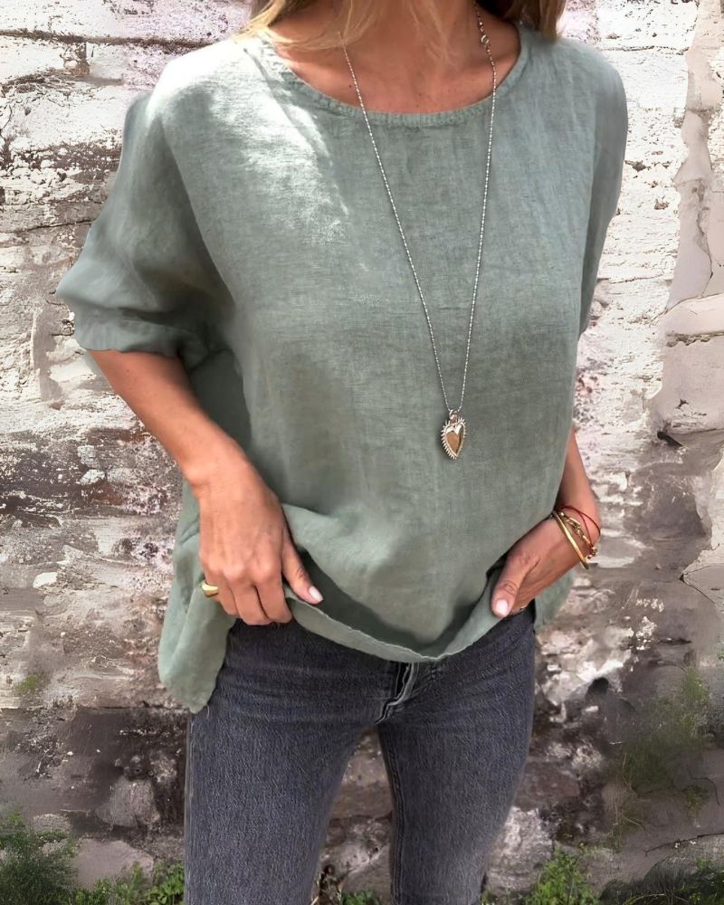 Camiseta ELIANA para mujer, cómoda y suave, con cuello redondo y mangas dobladas. Ideal para fondo de armario versátil.