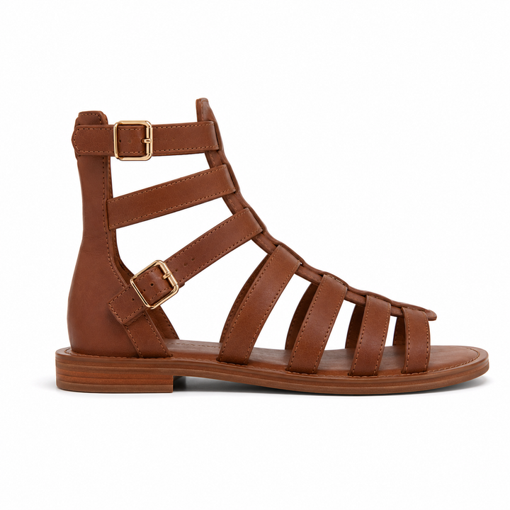Mujer luciendo sandalias gladiadoras marrones de verano, perfectas para un look de moda femenina casual y chic.