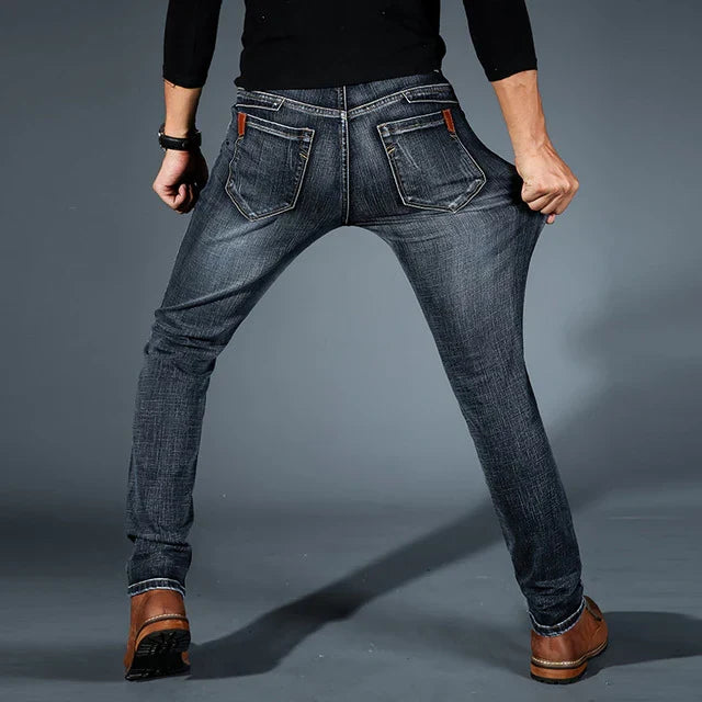 Look casual con tejanos ajustados elásticos para hombre, combinando estilo, denim y comodidad.