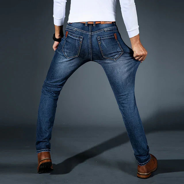 Vista frontal de tejanos elásticos ajustados para hombre, color azul clásico de moda.