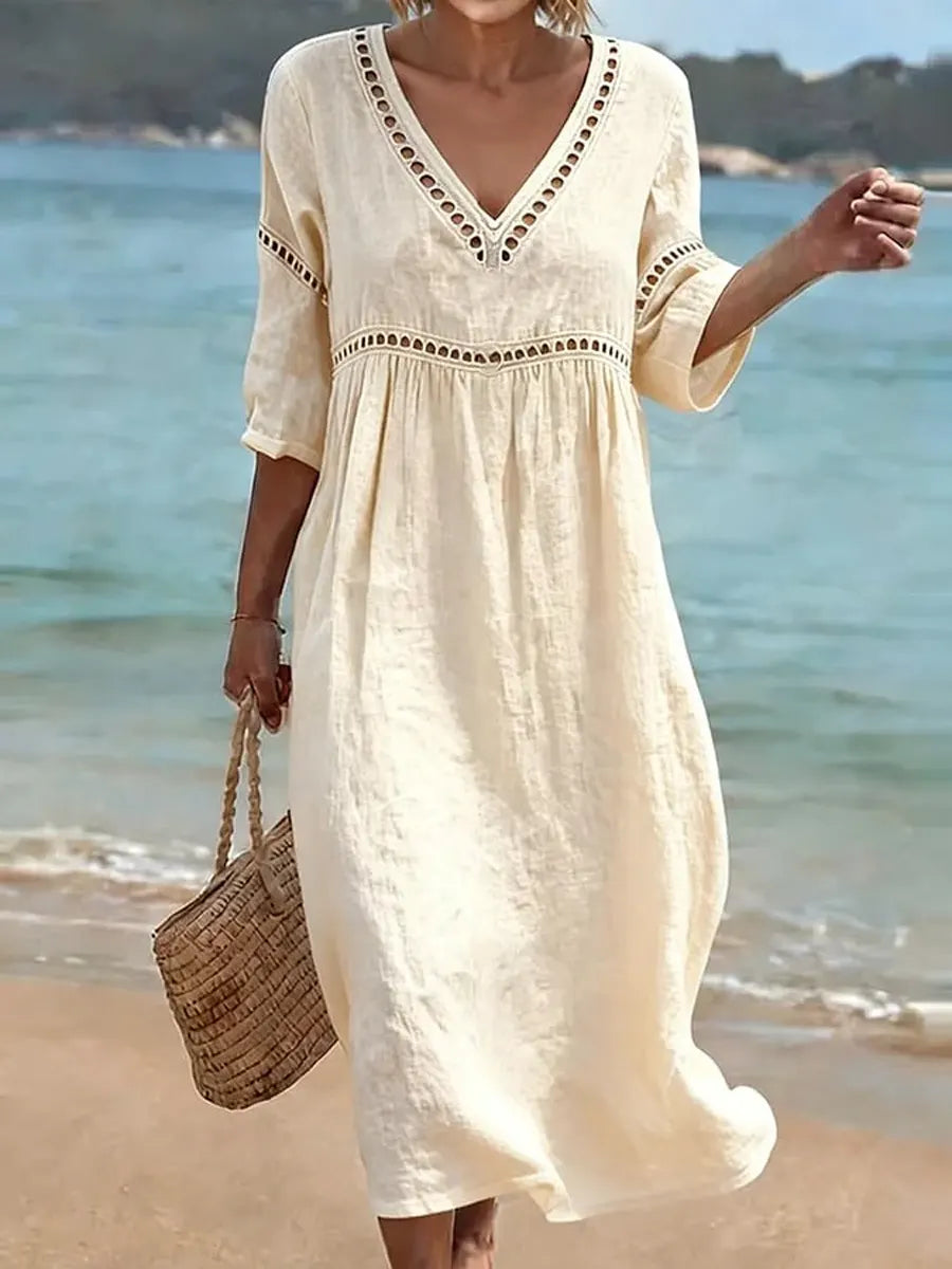 Mujer vistiendo vestido casual de verano con cuello V, tela de algodón fresca y diseño fluido.