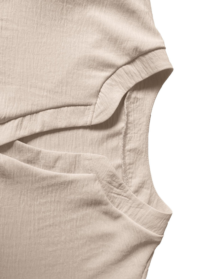 Blusa moderna con mangas campana y escote en V, esencial para el estilo casual y formal de la mujer.