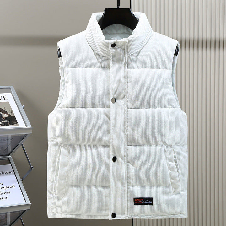 Hombre vistiendo chaleco acolchado de pana, ropa casual y cómoda para el frío de otoño-invierno.