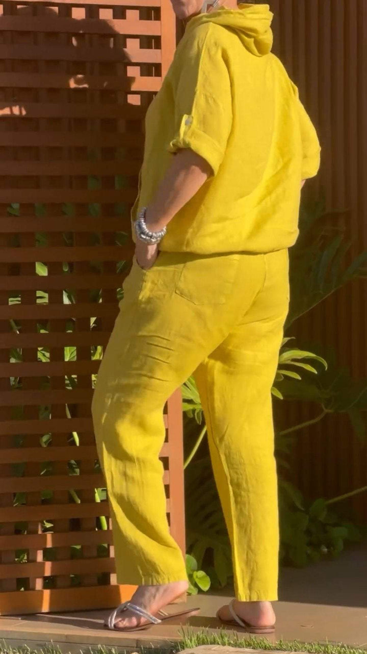 Detalle de cremallera y capucha en conjunto casual de verano para mujer, ropa de algodón y lino.