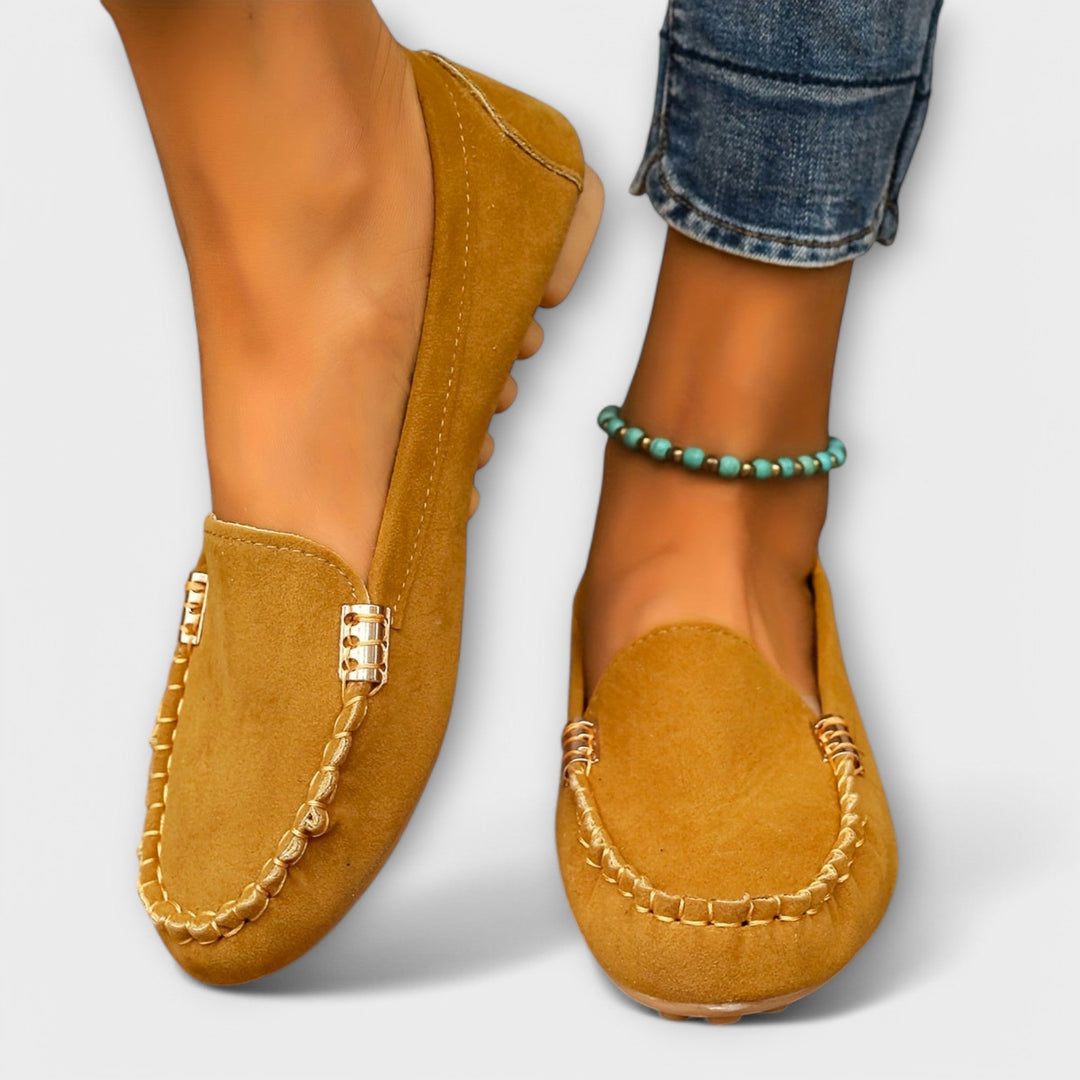 Sabot mujer: mocasines cómodos con suela antideslizante, ideales para un paso seguro y elegante.