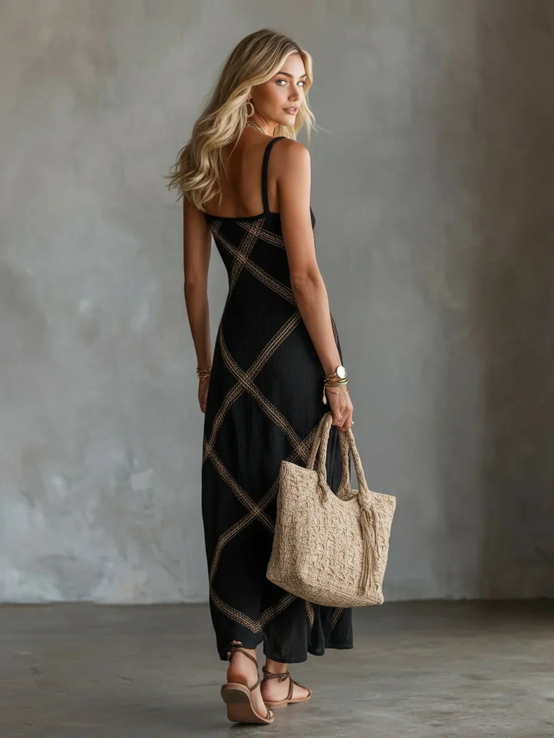 Vestido largo de mujer con tirantes y estampado geométrico bohemio. Ideal para un estilo fresco y casual de verano.