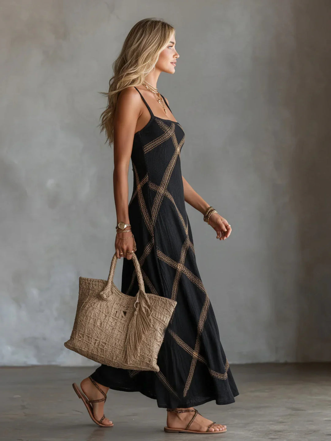 Vestido largo de tirantes para mujer con estampado geométrico. Look elegante y fresco para moda de verano.