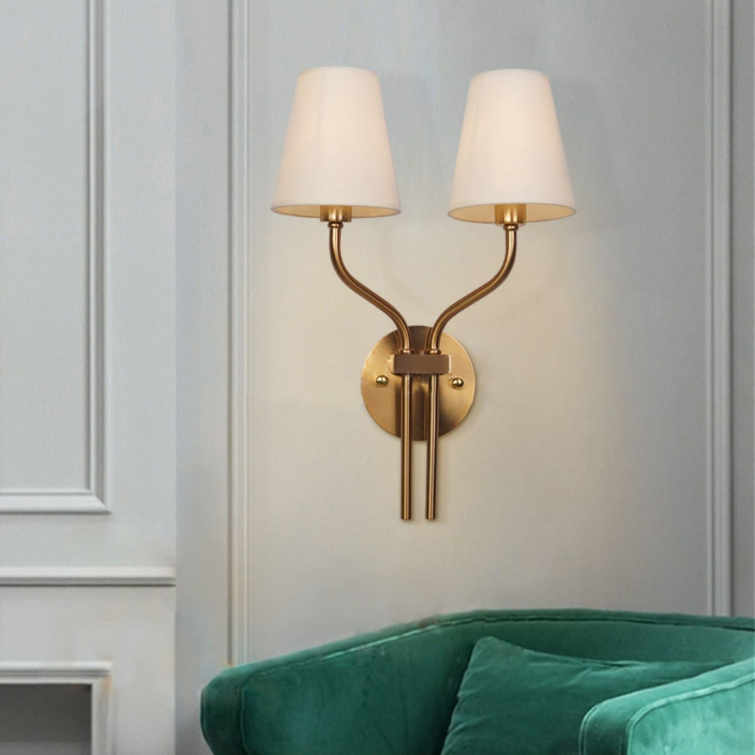Luz cálida de aplique doble dorado, diseño de lujo para decoración de pared moderna.