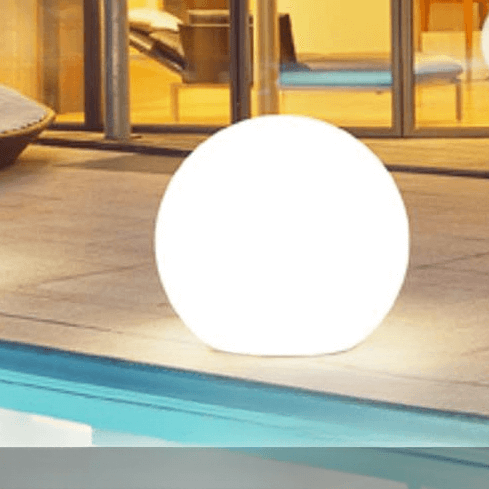 Lámpara solar esférica LED, resistente al agua. Ideal para iluminación exterior de jardín y patio.