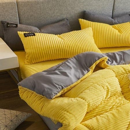 Funda de edredón y fundas de almohada suaves. Juego de cama para un dormitorio moderno y acogedor.