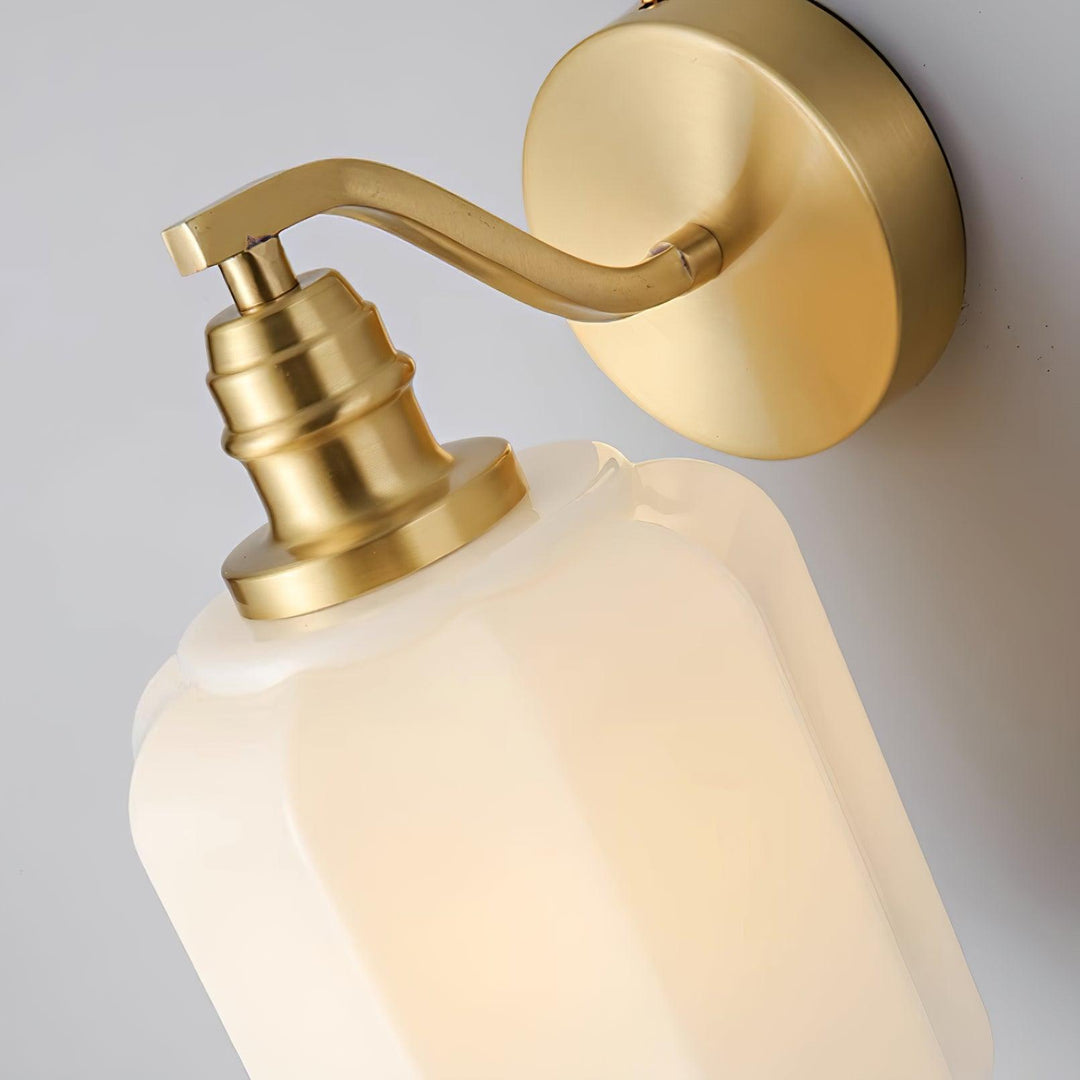 Lámpara de pared de latón y cristal, compacta y elegante para cualquier decoración.
