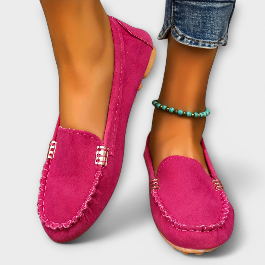 Mocasín sabot mujer, color beige, un básico atemporal que aporta elegancia y versatilidad a tu armario.