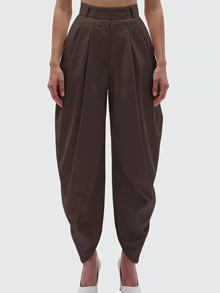 Fluido pantalón de mujer con cintura alta, plisado y corte ancho para máxima comodidad.