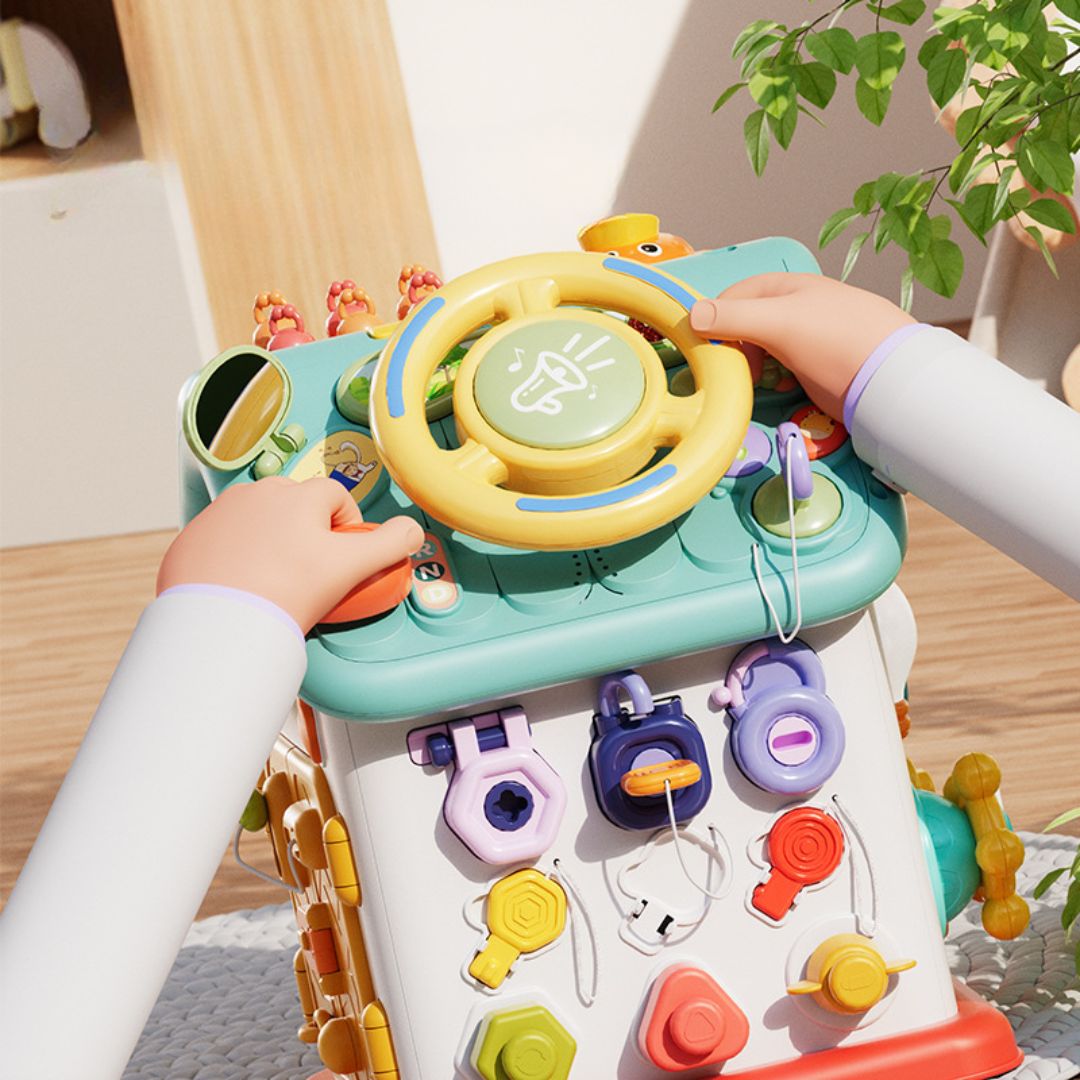 Bebé explorando casa de actividades Montessori. Juguete didáctico que mejora la motricidad fina y el desarrollo sensorial.