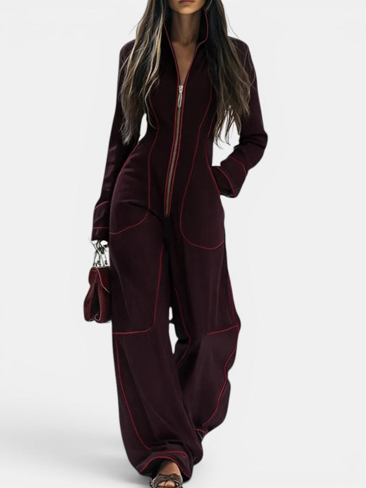 Mono elegante para mujer con cuello alto, pierna ancha. Estilo moderno urbano. Ideal primavera.
