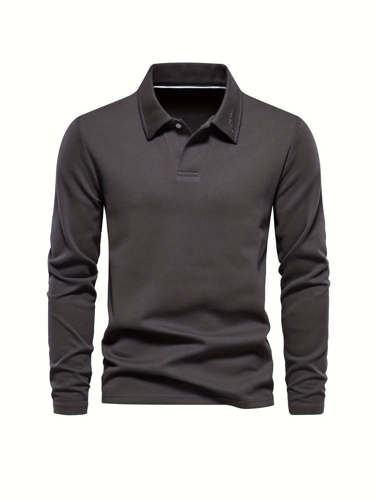 Detalle de cuello y botones en polo de manga larga para hombre. Look clásico, elegante casual para ropa de hombre.
