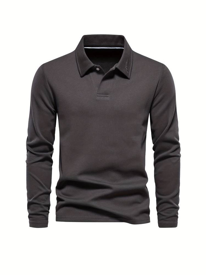 Detalle de cuello y botones en polo de manga larga para hombre. Look clásico, elegante casual para ropa de hombre.