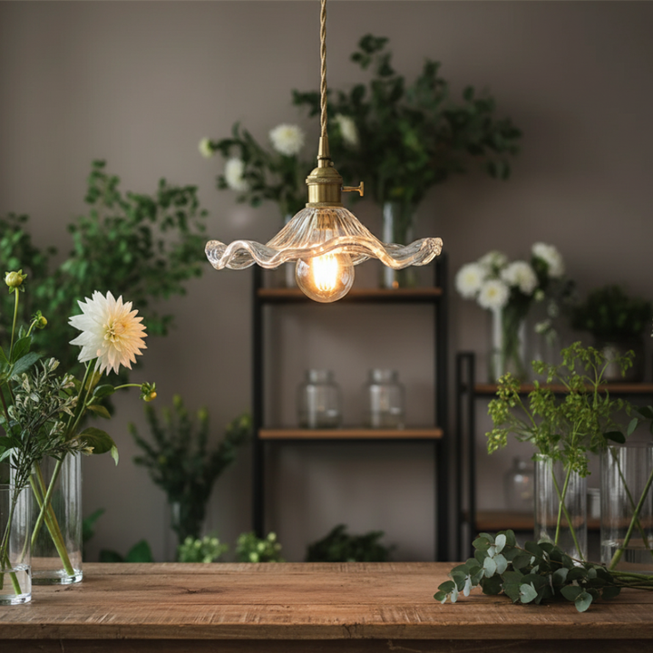 Lámpara colgante con elegante diseño floral de vidrio estriado y acabados de latón.