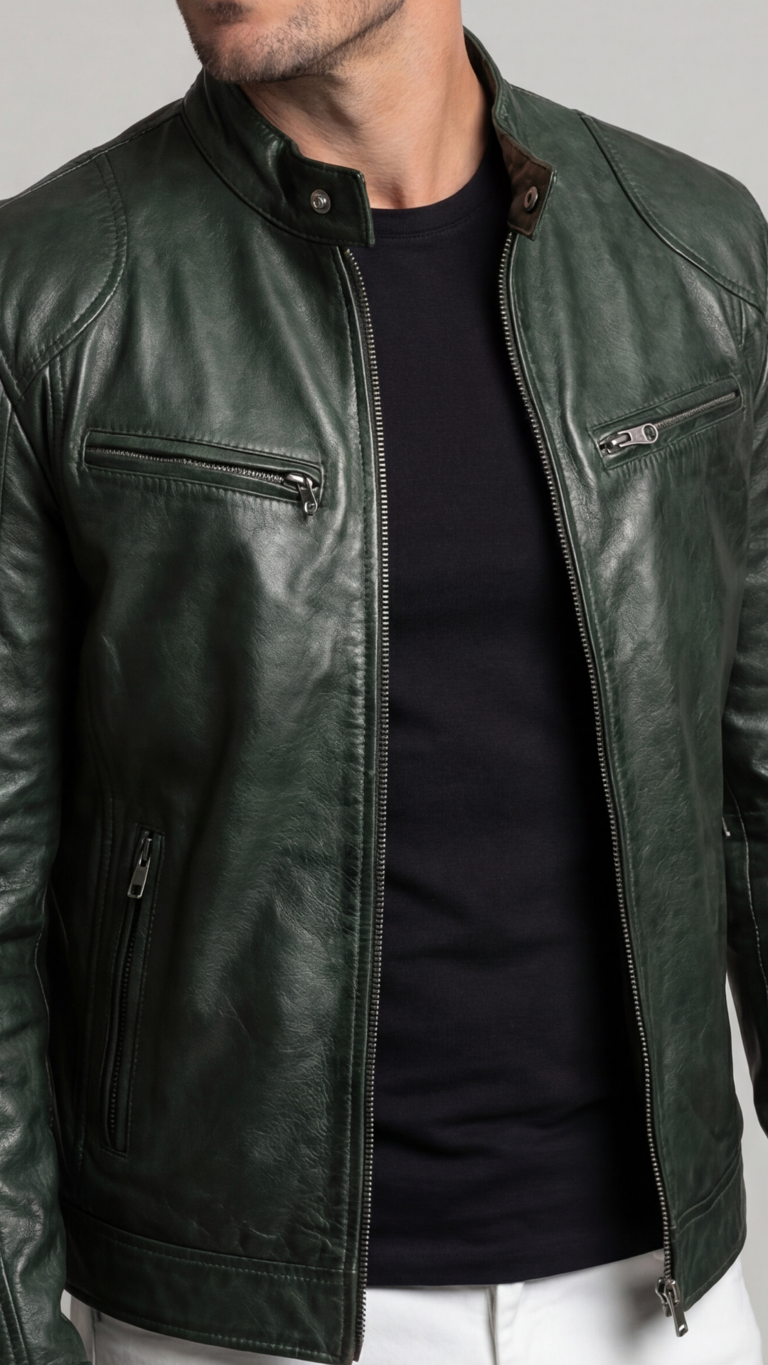 Detalle de costuras en chaqueta de piel vegana para hombre, acabado premium, look elegante.
