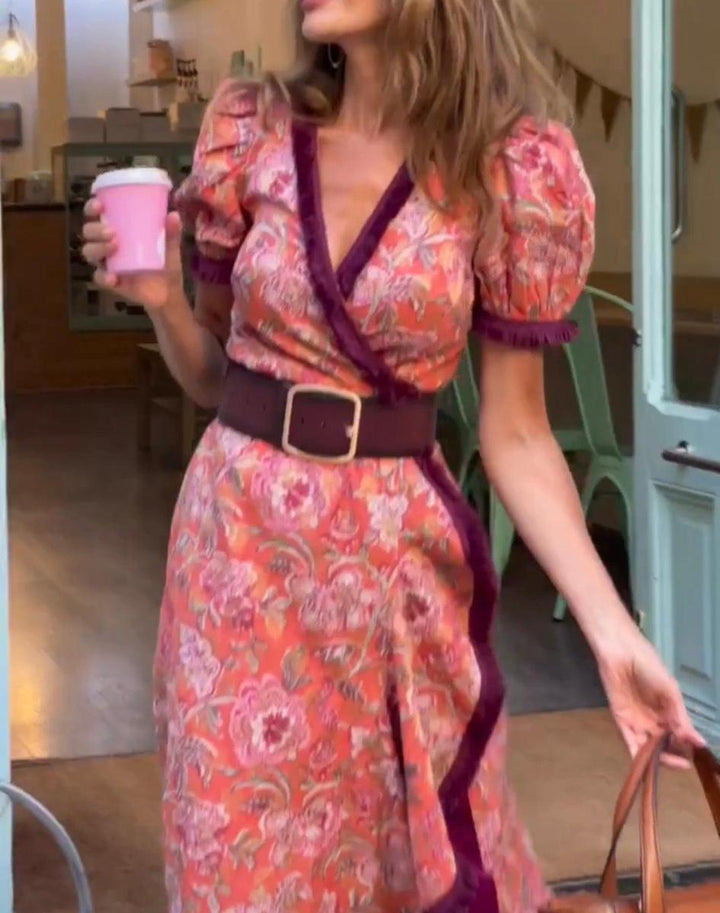 Vestido de moda femenino, estilo envolvente con mangas abullonadas, perfecto para look casual o elegante de verano.