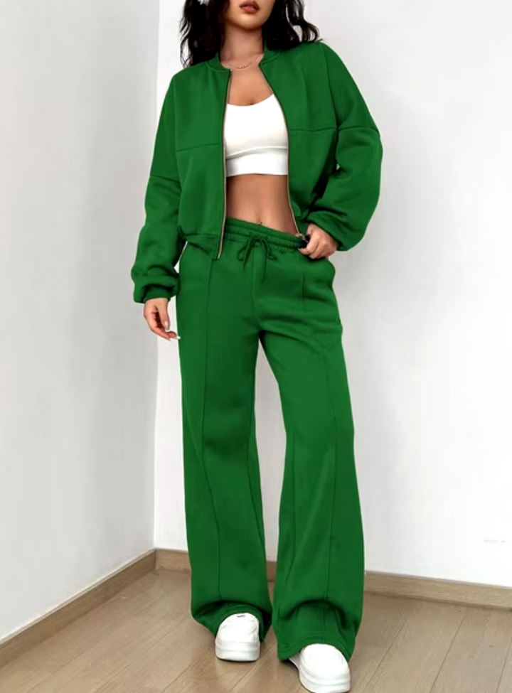 Moda urbana: conjunto de mujer con abrigo y jogging, diseñado para la comodidad diaria.