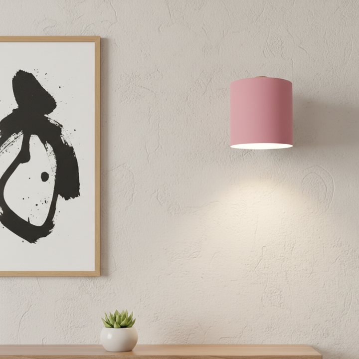Lámpara de pared nórdica pastel ajustable. Diseño escandinavo moderno para iluminación decorativa y lectura en hogar.