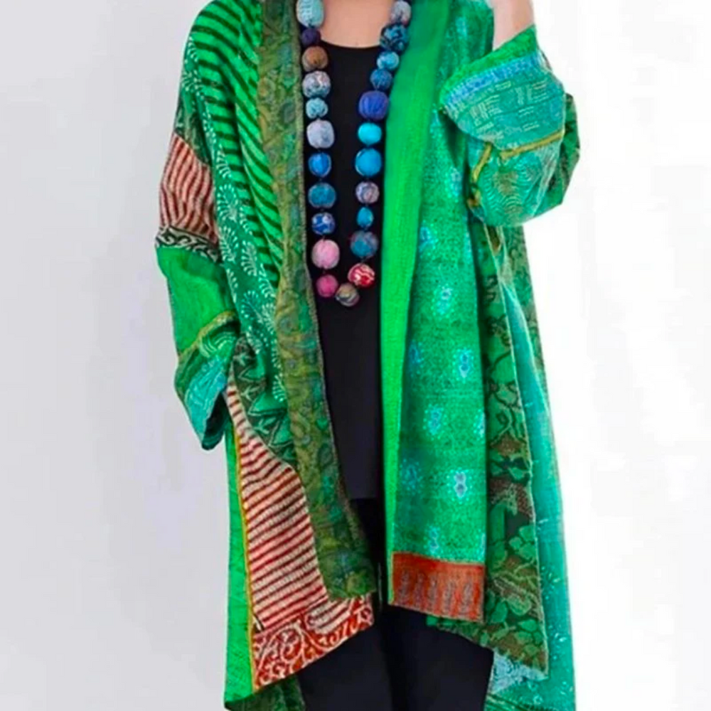 Modelo usando kimono INDRA fluido y largo con estampado étnico, mostrando su versatilidad para moda de verano.