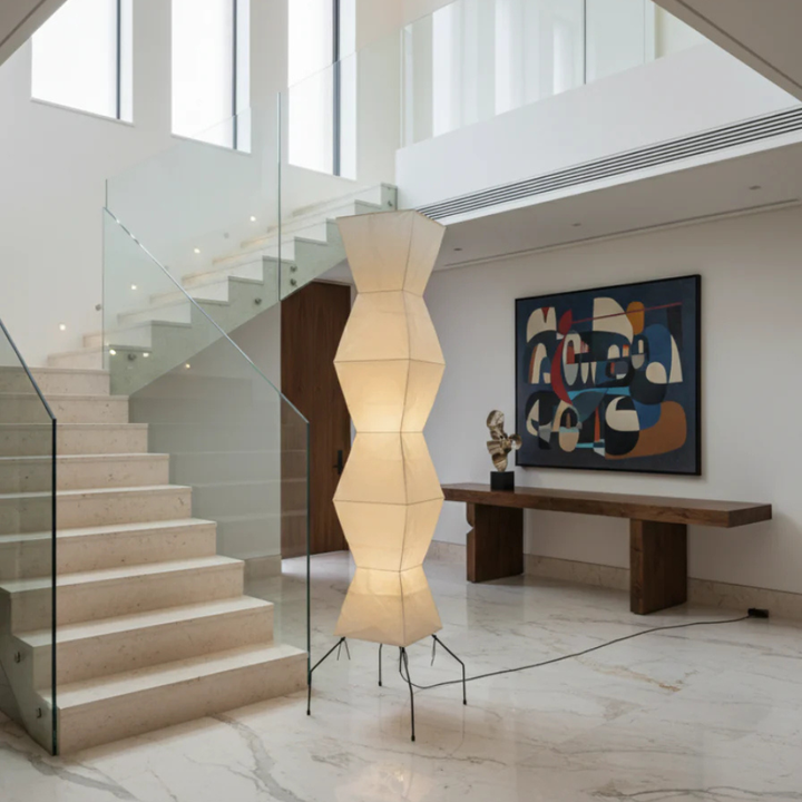 Iluminación de hogar: lámpara de suelo Japandi para salón, crea un ambiente moderno y tranquilo.