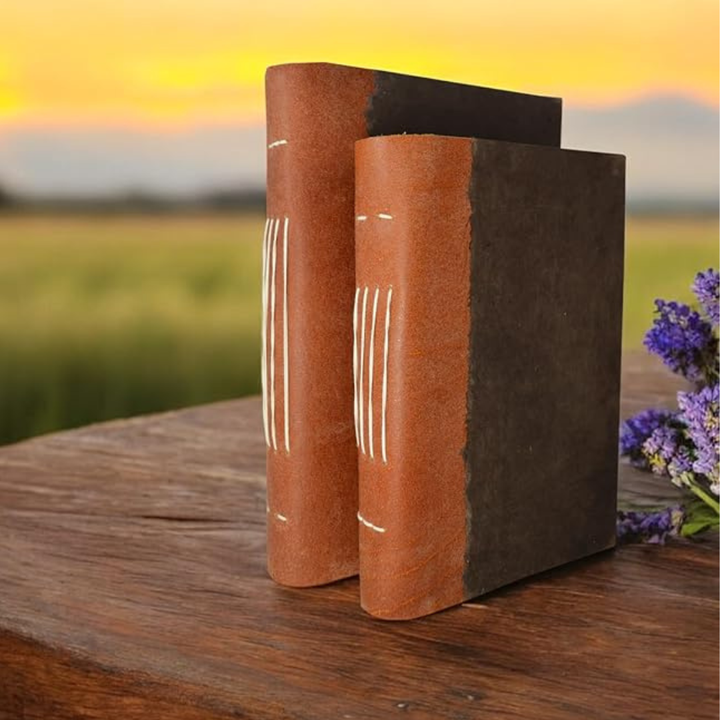 Textura detallada de cuaderno vintage de cuero y papel lokta, ideal para diario o notas.