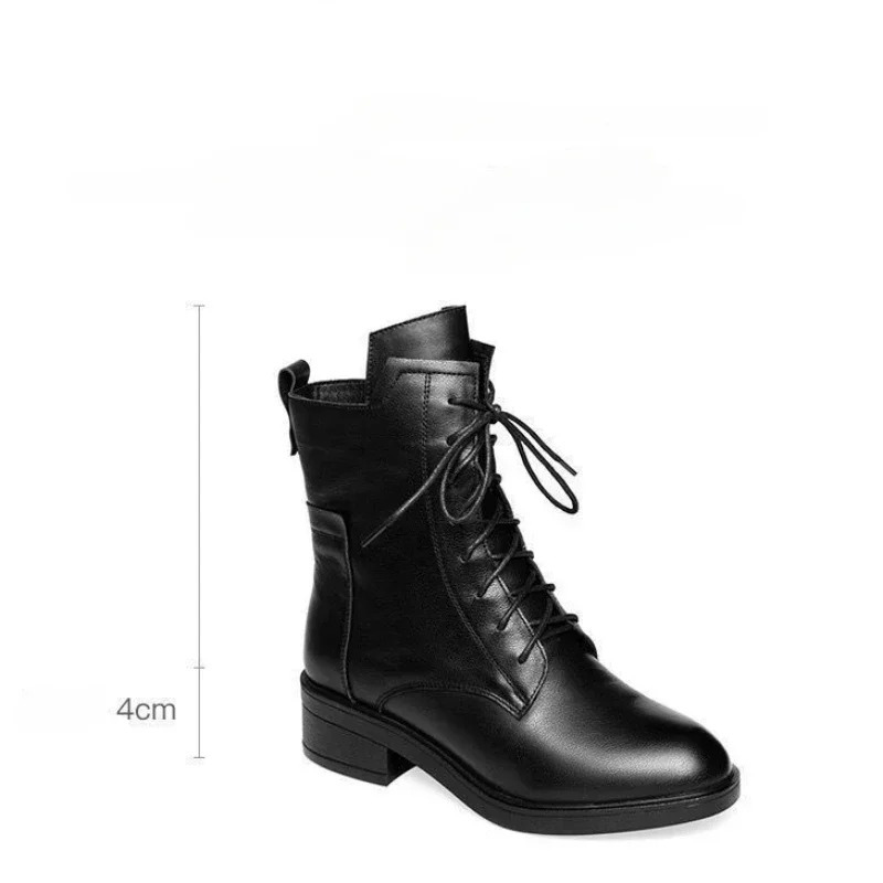 Botines de mujer casual y formal, negros elegantes con punta afilada, un básico de moda para otoño.