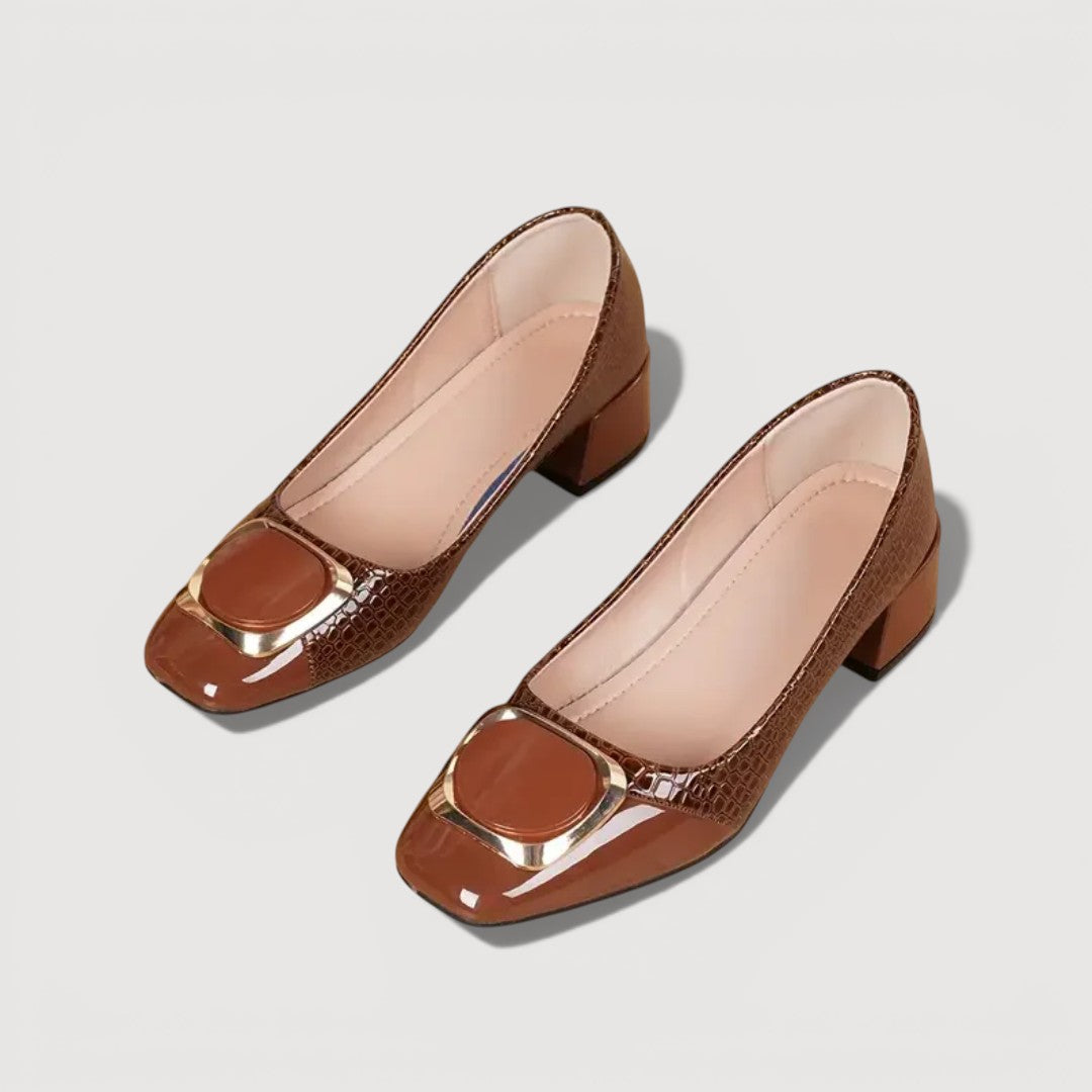 Tacones bajo mujer efecto cocodrilo, ideales para un look de oficina sofisticado y cómodo.