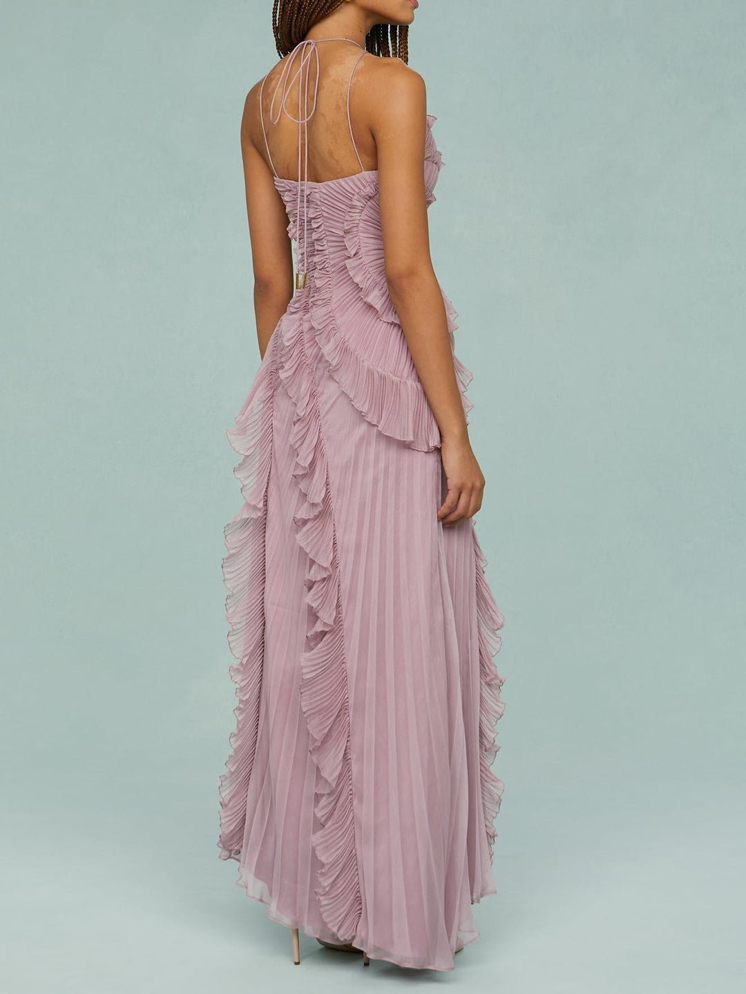 Maxi vestido rosa fluido con volantes y escote halter. Comodidad y estilo para primavera/verano.