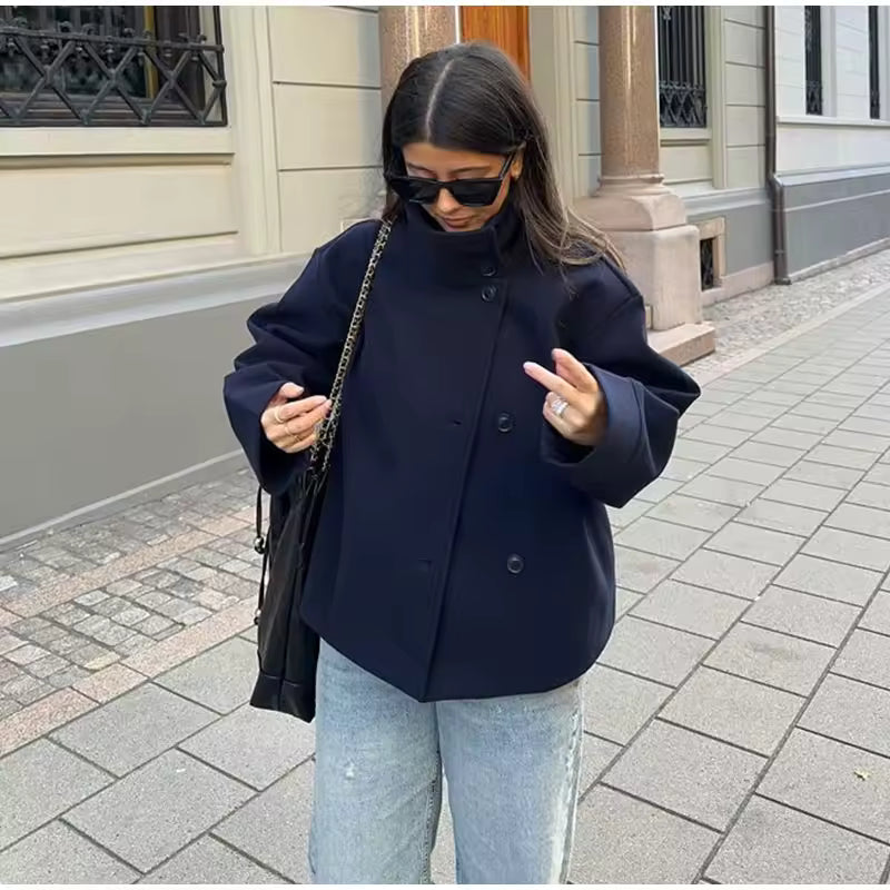 Chaqueta corta mujer estilo sofisticado con botones de lujo, ideal para moda femenina elegante.