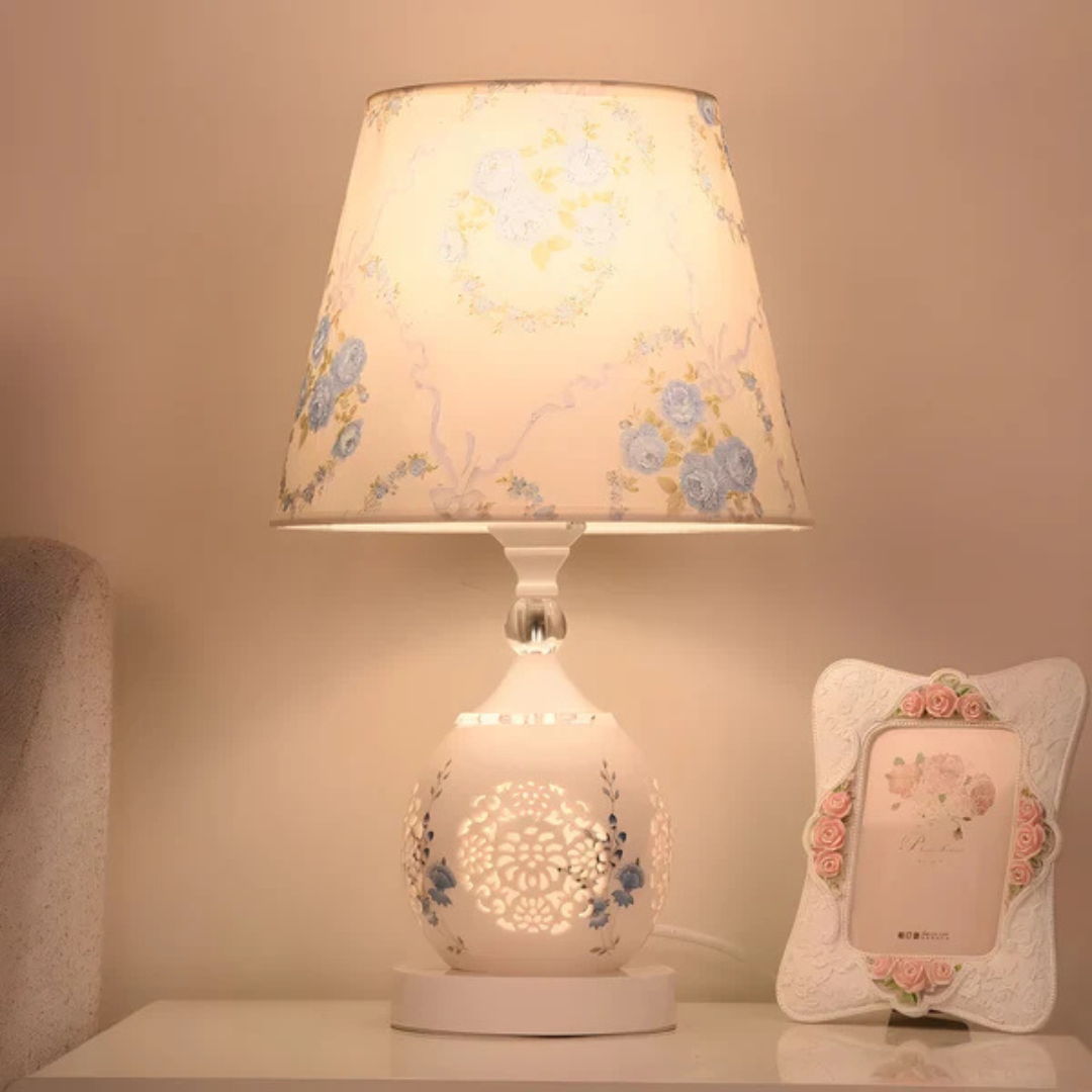 Lámpara de mesa LED de cristal con diseño moderno y elegante, proporciona iluminación decorativa de ambiente para hogar.