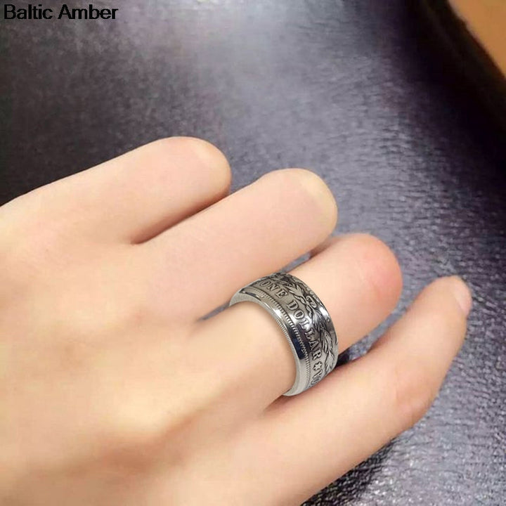 Joyería estilo vintage: anillo moneda Morgan con águila, accesorio platinado para hombre y mujer.