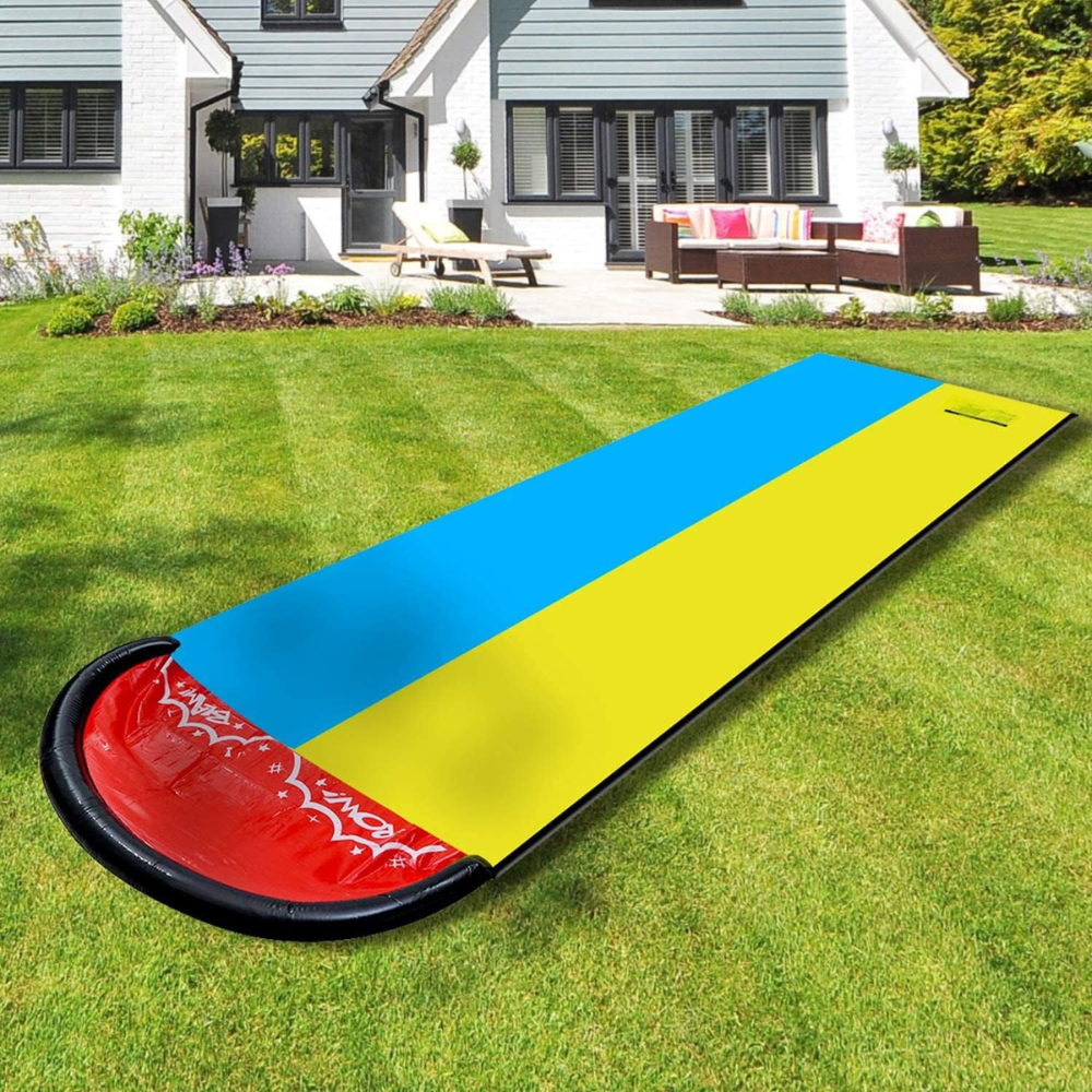 Deslizador inflable con piscina portátil, perfecto para entretenimiento infantil y diversión acuática en el jardín.