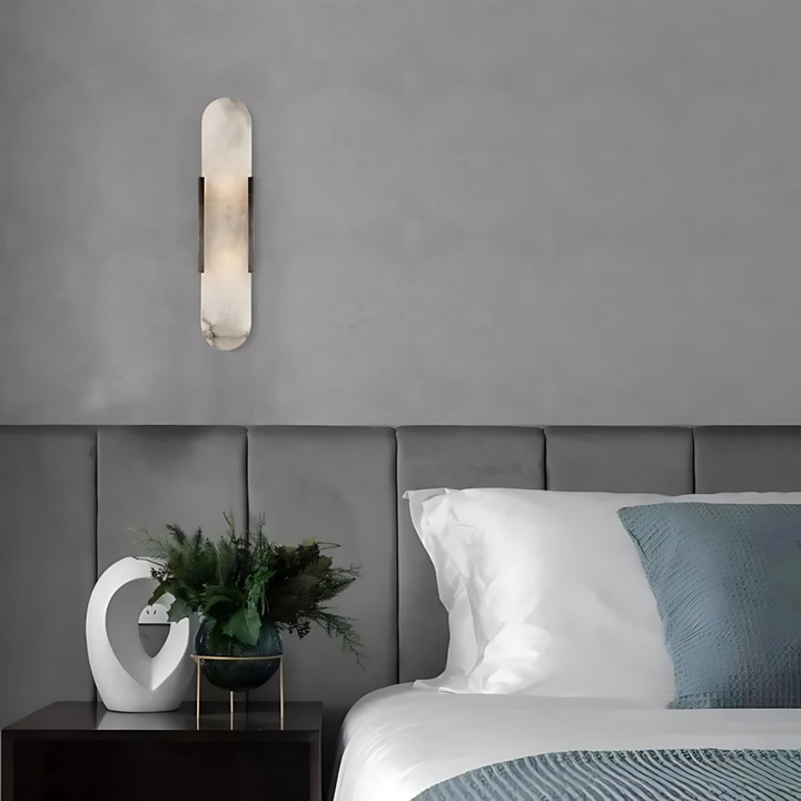 Lámpara de pared de mármol y metal, un elemento decorativo clave para interiores con estilo.