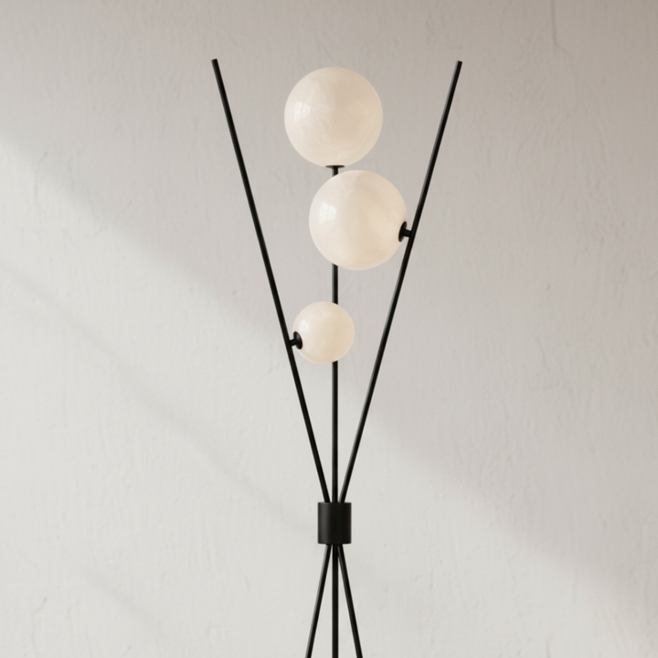 Lámpara de suelo LED regulable, diseño lunar. Iluminación cálida, ideal para sala de estar moderna y elegante.
