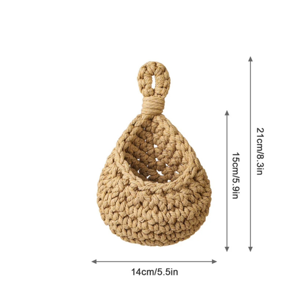 Cesta colgante de yute artesanal en cocina, ideal para organizar frutas o verduras frescas.