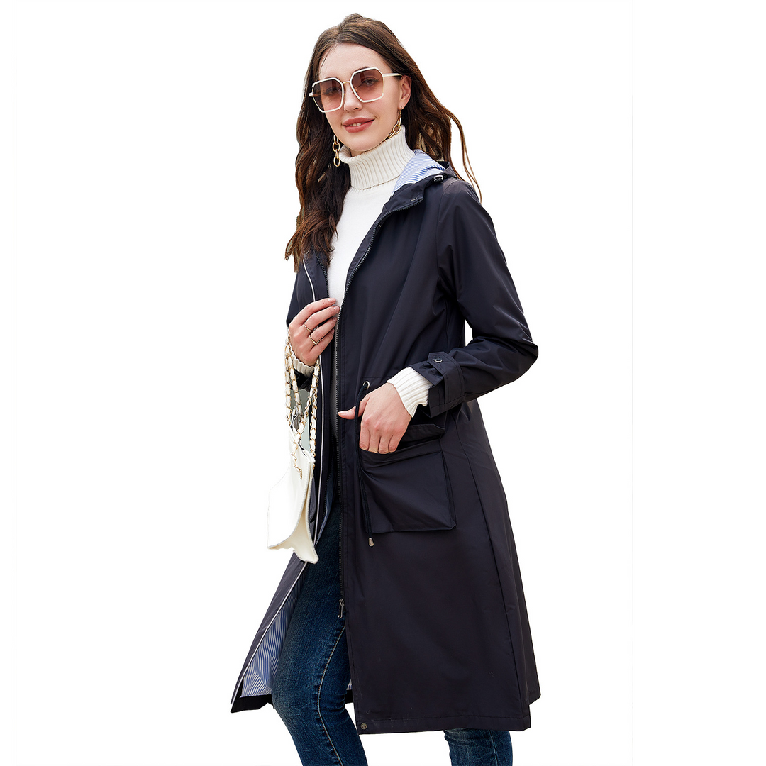 Modelo de mujer vistiendo gabardina clásica impermeable. Abrigo versátil para looks de moda en lluvia.