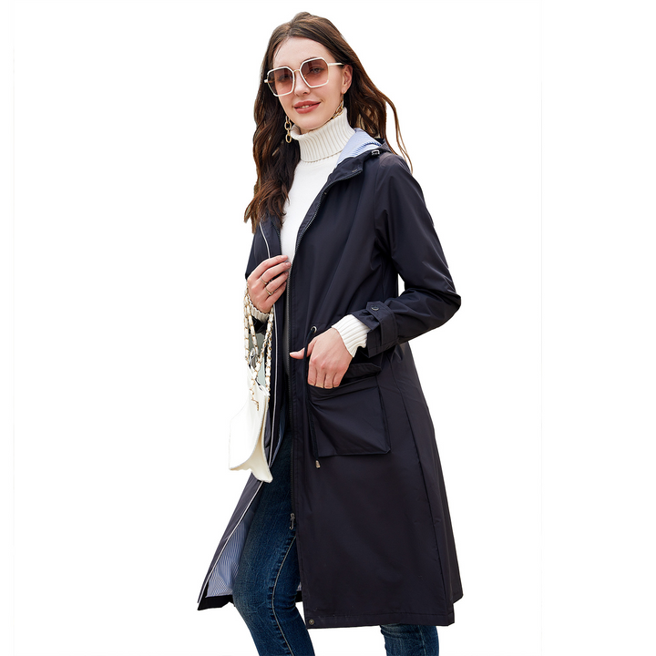 Modelo de mujer vistiendo gabardina clásica impermeable. Abrigo versátil para looks de moda en lluvia.
