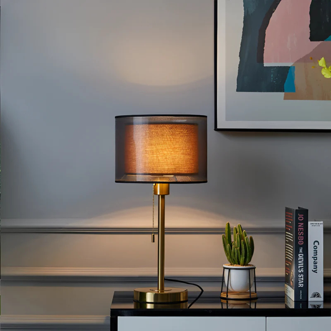 Lámpara de mesa moderna Serenya, aportando luz cálida y un toque de diseño contemporáneo a tu decoración.