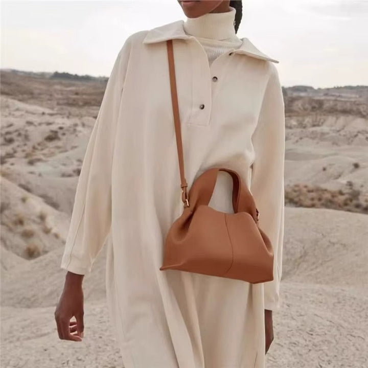 Bolso de mano Lina para mujer, vista lateral. Bolso diario con estilo casual, compacto y con correa ajustable.