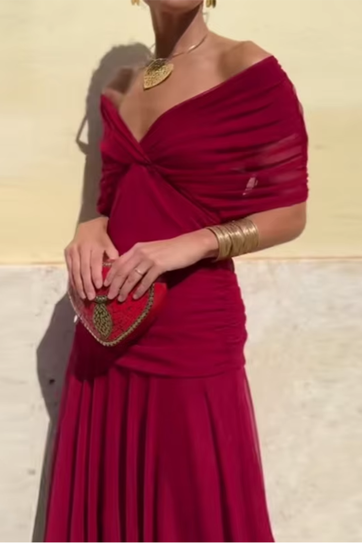 Maxi vestido de mujer, escote en V pronunciado, estilo elegante y moderno, ideal para bodas.