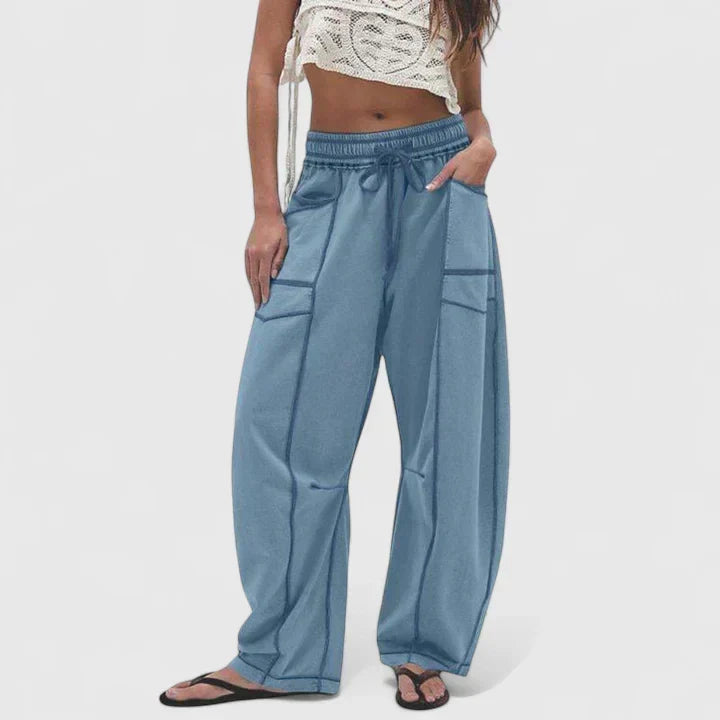 Pantalón ancho de mujer en movimiento. Estilo baggy y holgado, ideal para comodidad y moda femenina urbana.