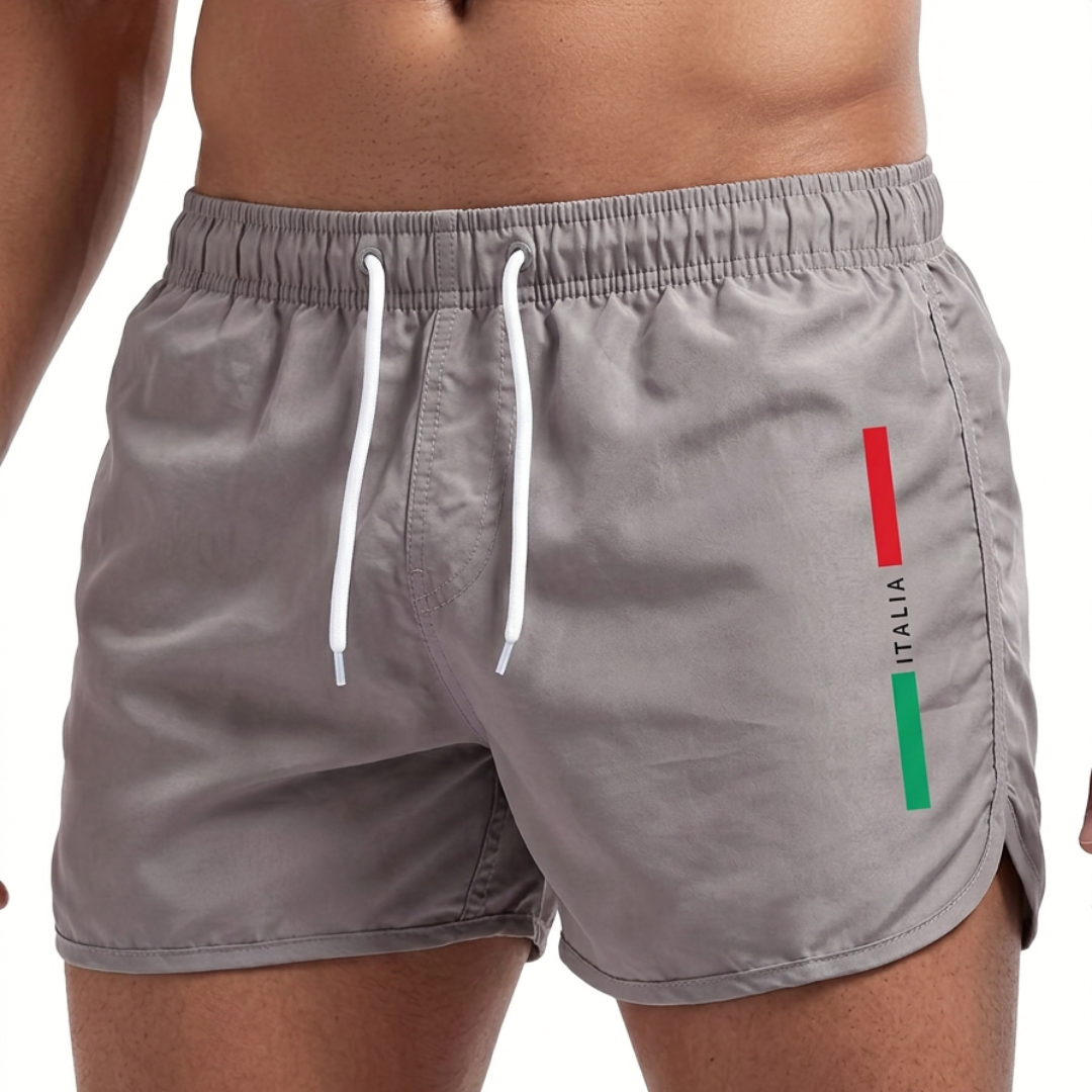 Ropa de baño hombre casual con estampado vibrante, perfecto para el verano.