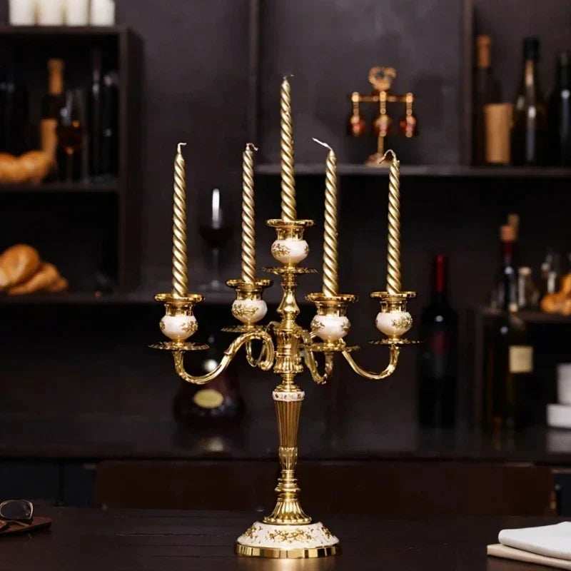 Centro de mesa candelabro de 5 brazos, elegancia clásica para decoración de lujo y eventos.